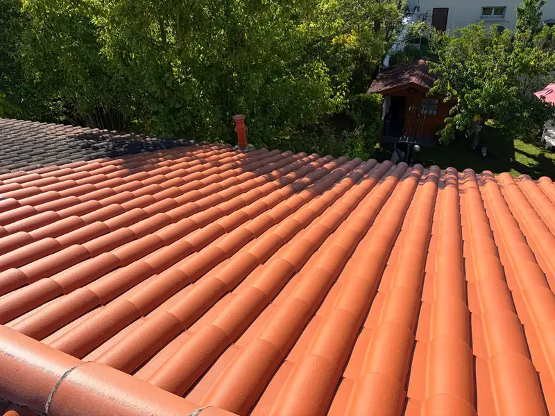 Toiture rénovée en tuiles neuves après les travaux de Julien Delsuc